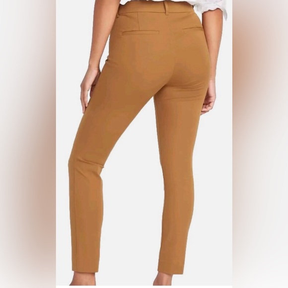Old Navy Secret Stretch Pixie Pants in Bourbon NWT
Pantone Color - Picture 2 of 6